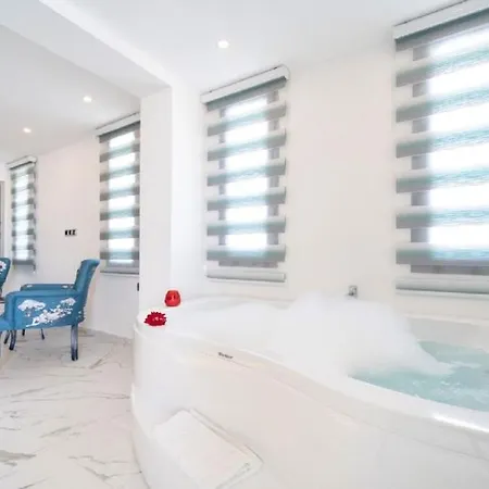 Private With Pool In Fethiye, Close To The Coastal Walkway, In The Center פאטהיה